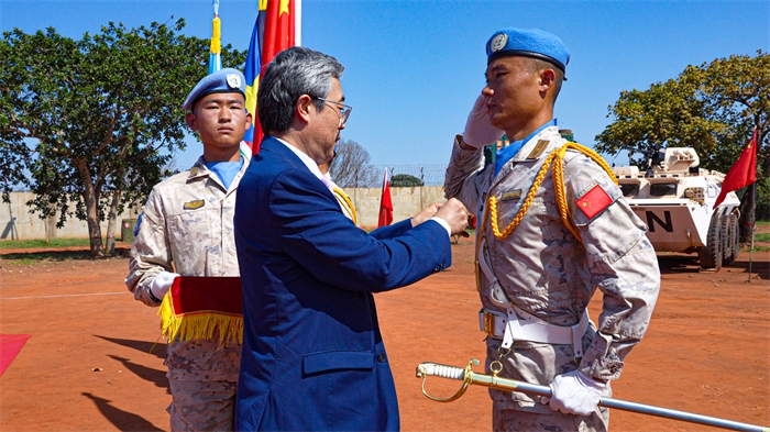 中國(guó)駐南蘇丹大使馬強(qiáng)為維和官兵授勛。謝坤攝