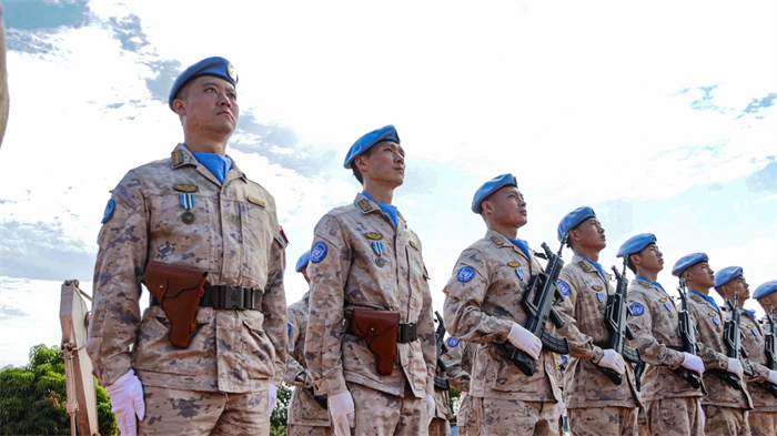 維和官兵整齊列隊(duì)。鄧原淘攝