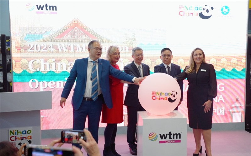 中外嘉賓為中國館開幕點亮水晶球。吳若鳴攝