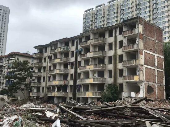 圖為拆遷中的合肥儀表廠宿舍。 合肥市蕪湖路街道 提供