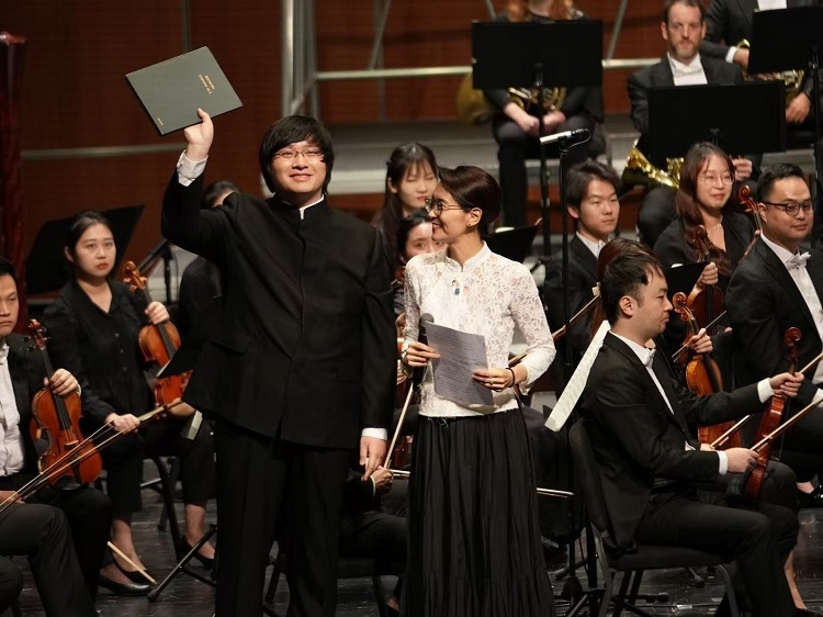 小澤征良向俞潞贈送小澤征爾使用過的《第五交響曲》樂譜。演出方供圖