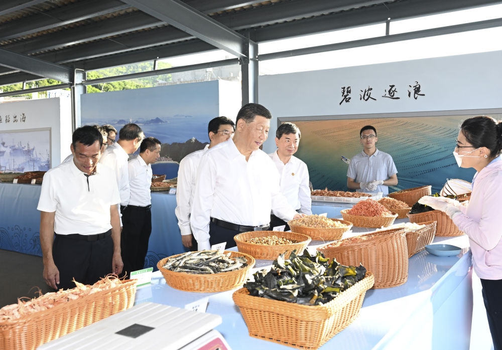 2024年10月15日，習近平在福建省漳州市東山縣陳城鎮(zhèn)澳角村考察時，了解海鮮干貨和漁獲產(chǎn)品交易情況。習近平指出：“村級黨組織要發(fā)揮火車頭作用，帶領鄉(xiāng)親們做好‘海’的文章，在鄉(xiāng)村振興、共同富裕的道路上一往無前?！? width=