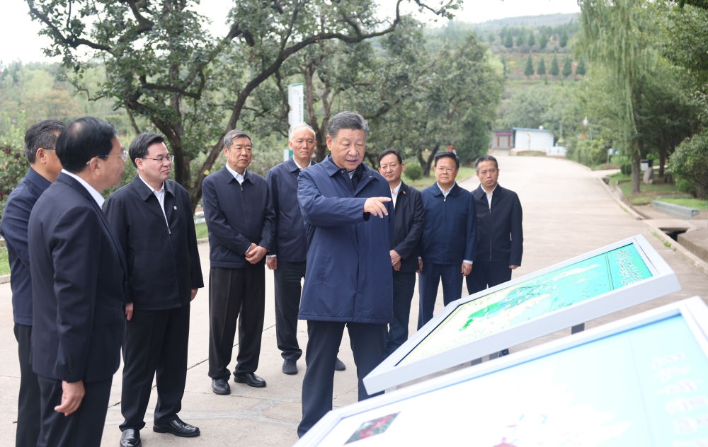 2024年9月11日，習近平在甘肅省天水市麥積區(qū)南山花牛蘋果基地考察時，聽取引洮供水工程情況匯報。當?shù)弥?00萬群眾從此告別苦咸水后，總書記十分高興。他要求加強維護和管理，讓這項工程在沿線群眾生產(chǎn)生活中發(fā)揮更大效用。