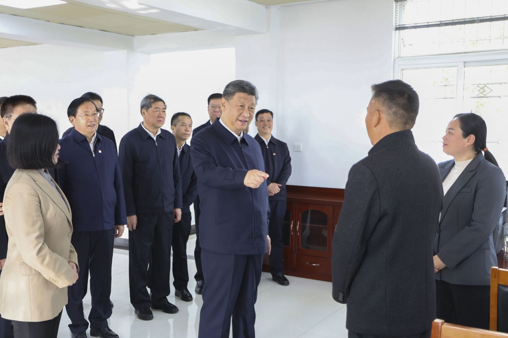 2024年11月5日，習近平在湖北省咸寧市嘉魚縣潘家灣鎮(zhèn)四邑村黨群服務中心考察。習近平指出：“要持續(xù)為基層減負，讓基層干部能夠用更多時間和精力來服務群眾?！? width=