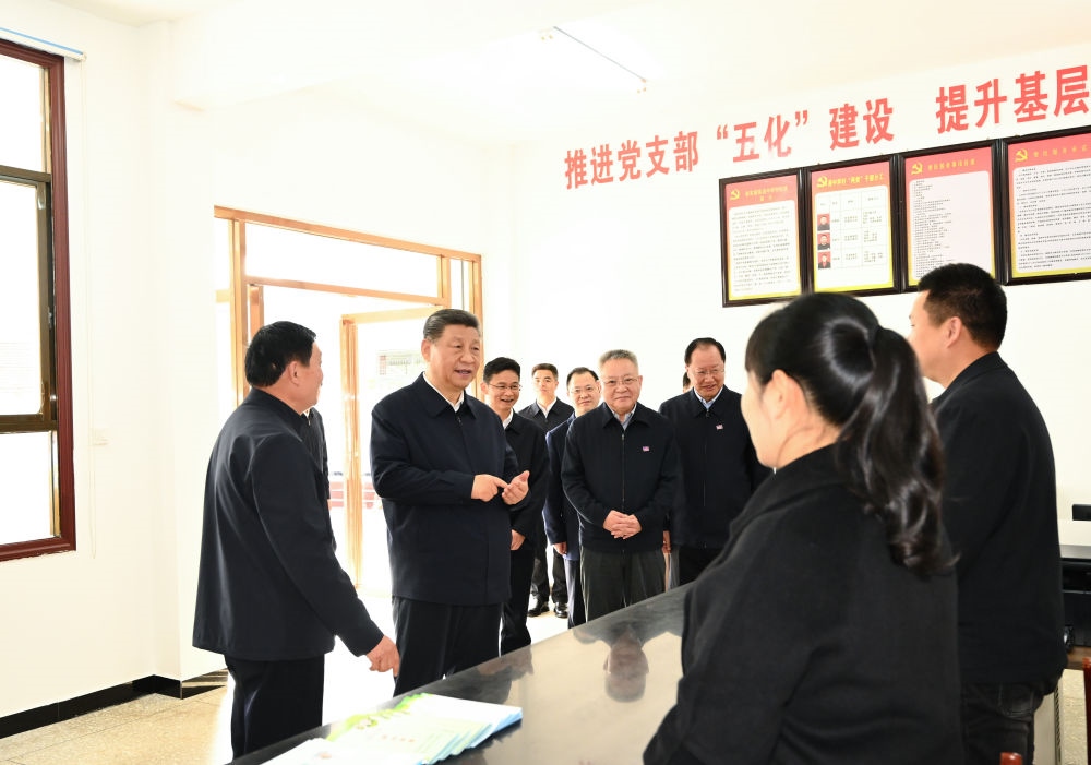 2024年3月19日，習近平在湖南省常德市鼎城區(qū)謝家鋪鎮(zhèn)港中坪村黨群服務中心了解當?shù)貫榛鶎訙p負、提升基層治理效能等情況。他指出：“要堅決整治形式主義、官僚主義問題，精兵簡政，持之以恒抓好這項工作?！? width=