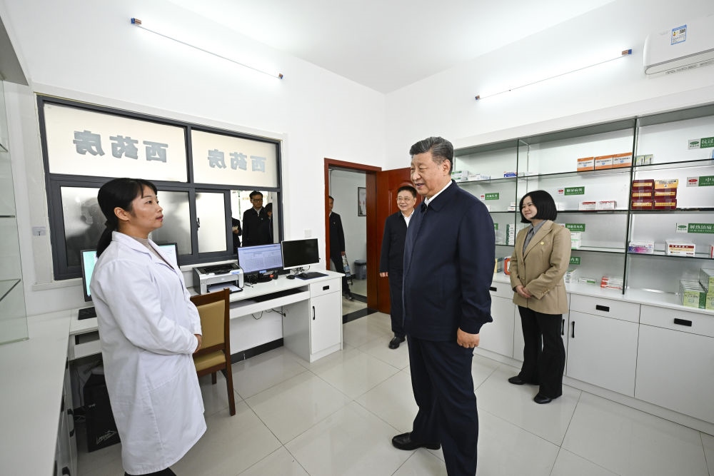 2024年11月5日，習近平在湖北省咸寧市嘉魚縣潘家灣鎮(zhèn)四邑村衛(wèi)生室考察。習近平指出：“要進一步加強黨建引領，抓住‘一老一小’這個重點，更加精準有效地為群眾排憂解難?！? width=