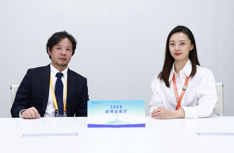 豐田汽車(chē)（中國(guó)）投資有限公司副總經(jīng)理劉鵬做客“2024進(jìn)博會(huì)客廳”欄目。人民網(wǎng) 歐陽(yáng)易佳攝