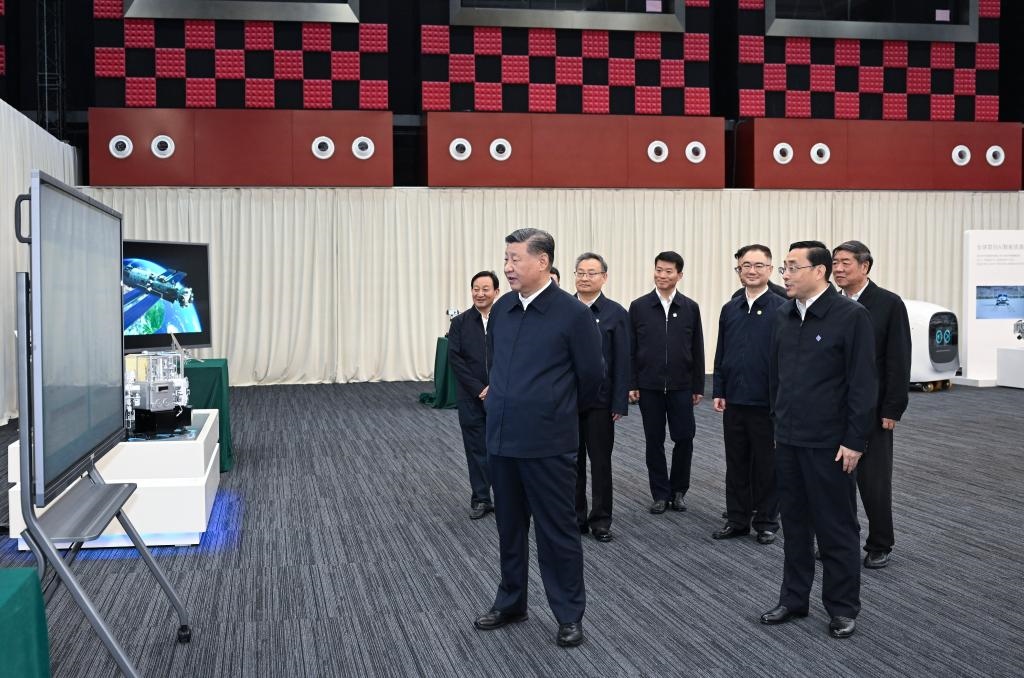 2024年10月17日，習(xí)近平總書記在合肥濱湖科學(xué)城察看安徽省重大科技創(chuàng)新成果集中展示。新華社記者 謝環(huán)馳 攝