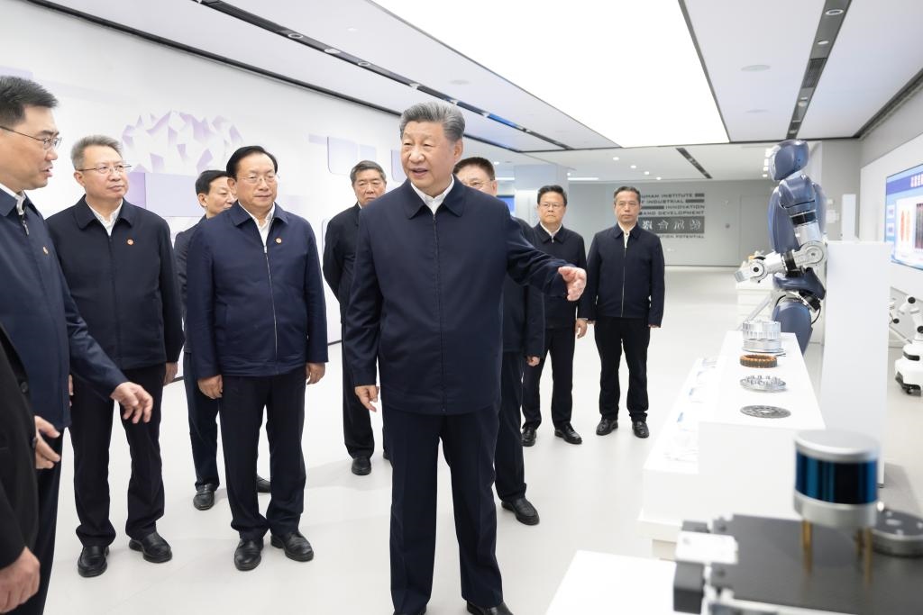 2024年11月5日，習(xí)近平總書記在武漢產(chǎn)業(yè)創(chuàng)新發(fā)展研究院考察。新華社記者 鞠鵬 攝