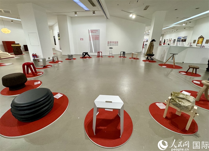 11月8日，瑞士經(jīng)典設(shè)計(jì)展現(xiàn)場。（人民網(wǎng) 謝瑩攝）