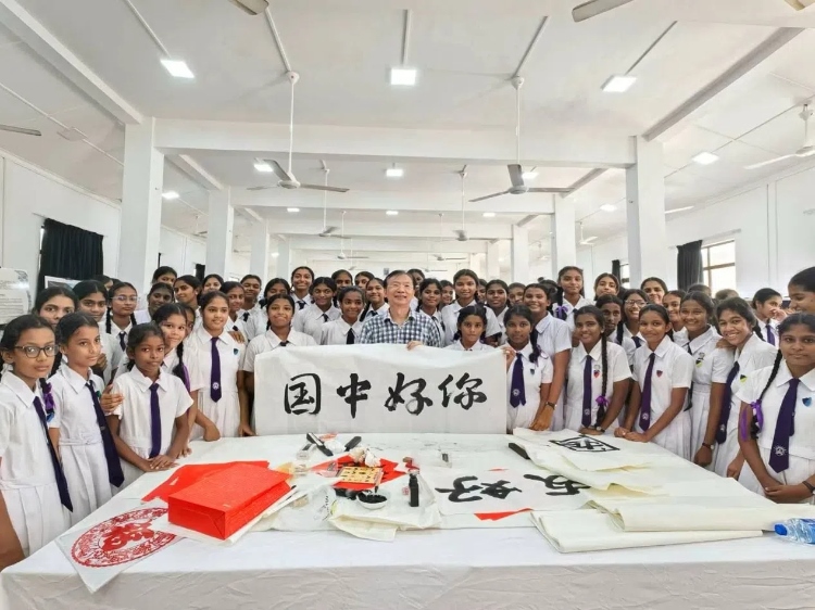 斯里蘭卡學(xué)生在系列活動(dòng)中學(xué)習(xí)中國(guó)書法。圖片由主辦方提供