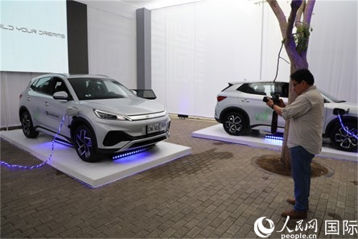 圖為秘魯媒體記者正在拍攝現(xiàn)場展出的比亞迪電動汽車。 人民網(wǎng)記者姜波攝