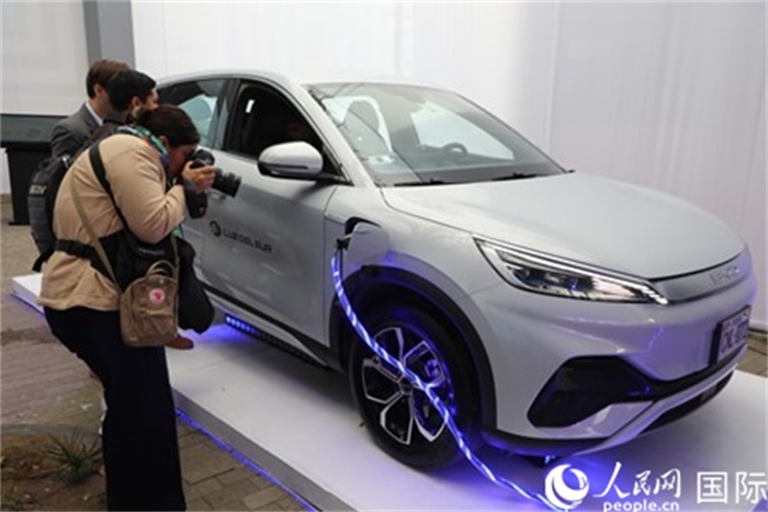 圖為秘魯媒體記者正在拍攝現(xiàn)場展出的比亞迪電動汽車。 人民網(wǎng)記者姜波攝