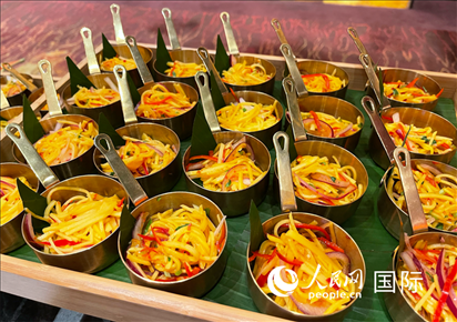 馬來西亞美食節(jié)現(xiàn)場準(zhǔn)備的美食。人民網(wǎng) 王婧攝