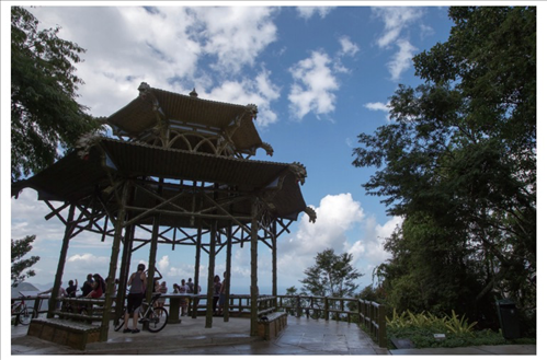 在巴西里約熱內(nèi)盧市內(nèi)的蒂茹卡國(guó)家森林公園里，有一座風(fēng)光獨(dú)一無(wú)二的觀景臺(tái)，名為“中國(guó)亭”，是為紀(jì)念曾經(jīng)在這里種植茶葉的中國(guó)茶農(nóng)而修建，如今已成為當(dāng)?shù)氐闹坝^。（圖源：新華社）