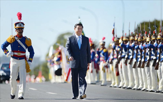 當(dāng)?shù)貢r(shí)間2014年7月17日，國(guó)家主席習(xí)近平在巴西利亞出席時(shí)任巴西總統(tǒng)舉行的歡迎儀式。 新華社記者謝環(huán)馳攝