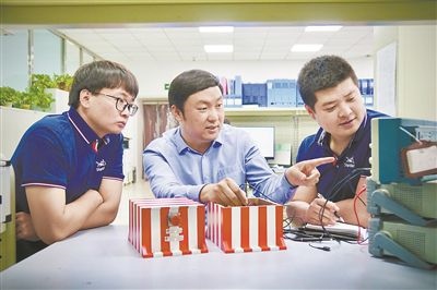中北大學極端環(huán)境特種傳感與測試創(chuàng)新研究團隊成員正在圍繞近期發(fā)射任務進行產(chǎn)品研發(fā)。受訪單位供圖