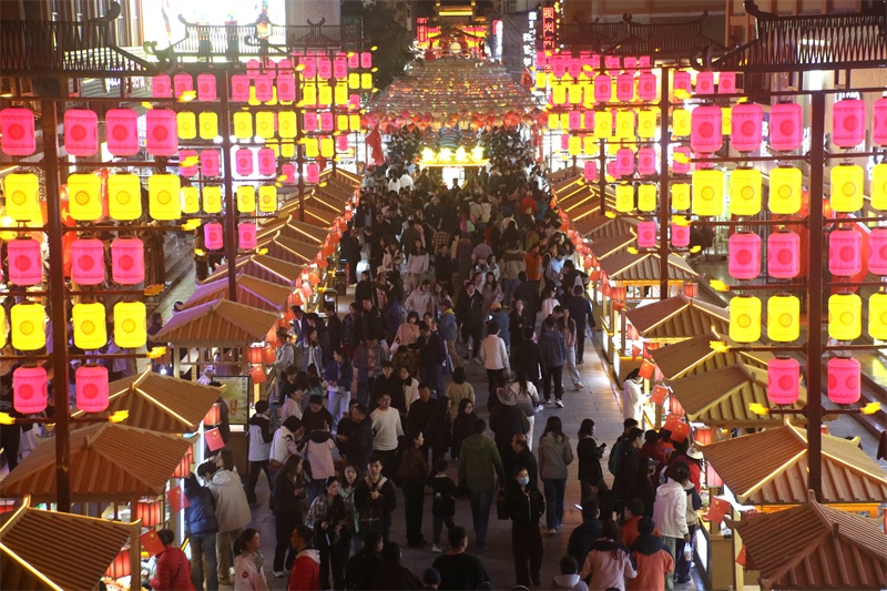 敦煌夜市。敦煌市委宣傳部供圖，張曉亮攝