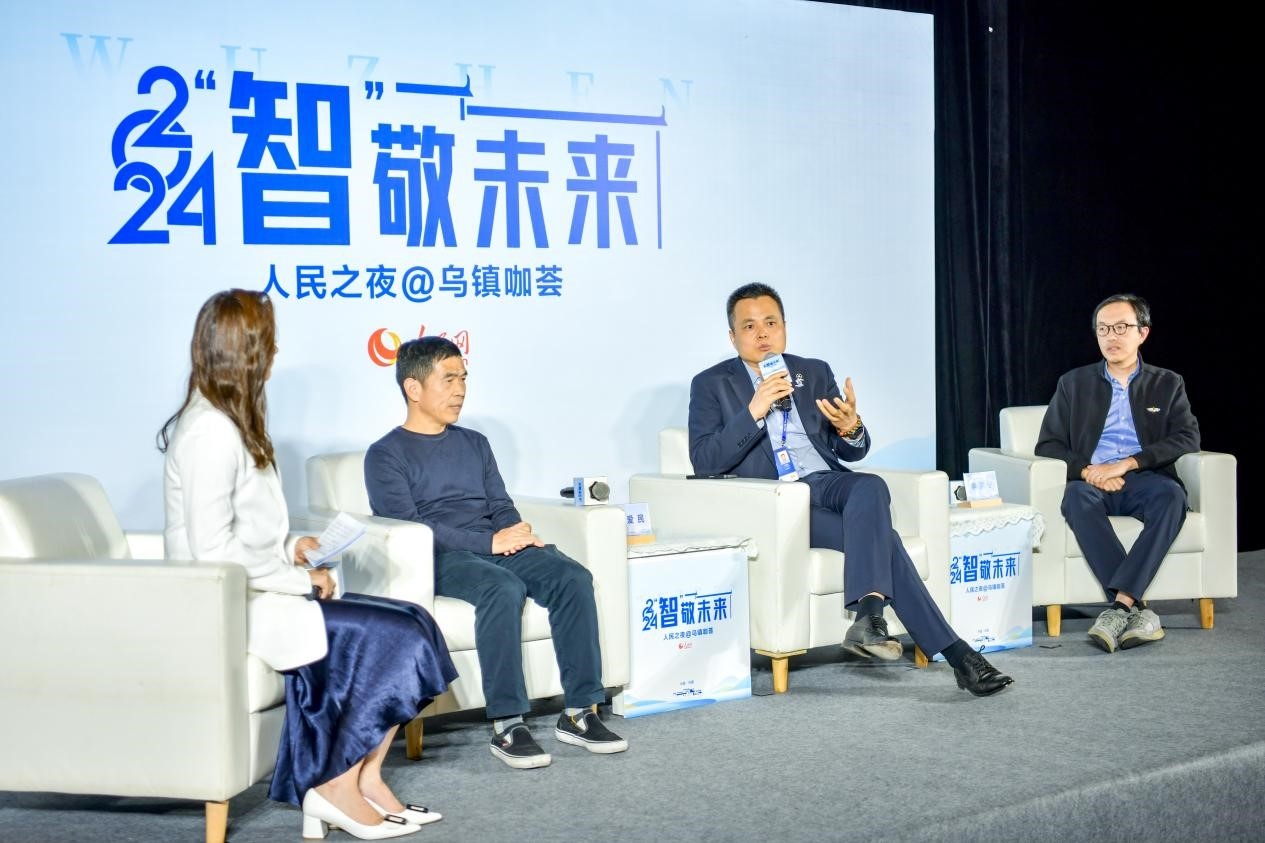 在對(duì)話環(huán)節(jié)，之江實(shí)驗(yàn)室高級(jí)研究專家潘愛民、伏羲智庫(kù)創(chuàng)始人李曉東、麒麟軟件副總經(jīng)理李震寧探討“‘百模大戰(zhàn)’將卷向何方”。人民網(wǎng)記者 任峰濤攝