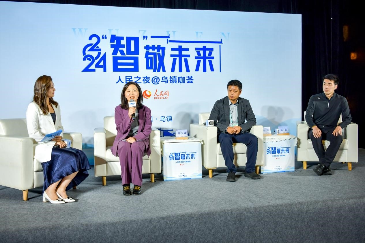 在對(duì)話環(huán)節(jié)，趣丸科技總編輯、副總裁任少峰，星云智慧機(jī)器人CEO李明，可之教育大模型創(chuàng)始人王冠討論“人工智能如何惠及大眾”。人民網(wǎng)記者 任峰濤攝