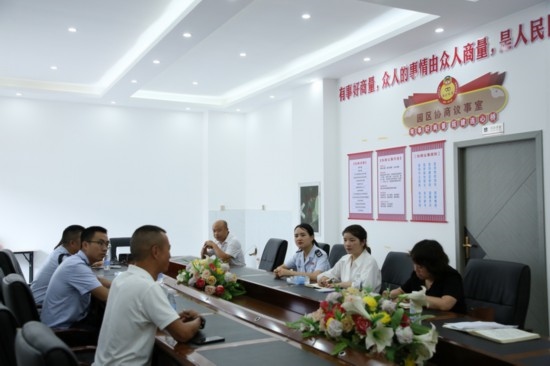 榕江縣稅務(wù)局在園區(qū)協(xié)商議事室協(xié)調(diào)解決企業(yè)訴求。黔東南州稅務(wù)局供圖