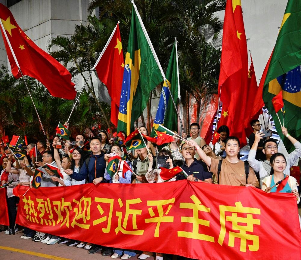  2024年11月，習(xí)近平主席在巴西里約熱內(nèi)盧出席二十國(guó)集團(tuán)領(lǐng)導(dǎo)人第十九次峰會(huì)期間，里約熱內(nèi)盧街頭熱情的歡迎人群。