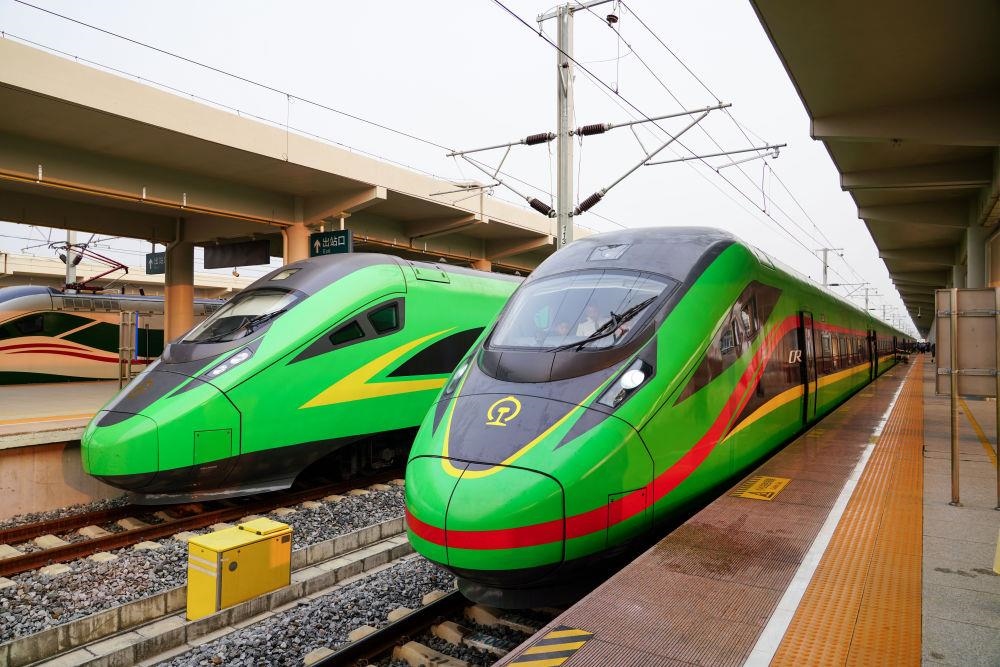 截至2024年7月5日，中老鐵路國(guó)際旅客列車?yán)塾?jì)開行滿1000列，極大地便利了沿線民眾出行。