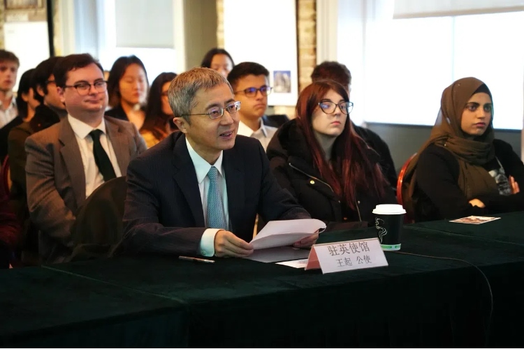 中國駐英國大使館公使王起發(fā)表講話。吳若鳴攝
