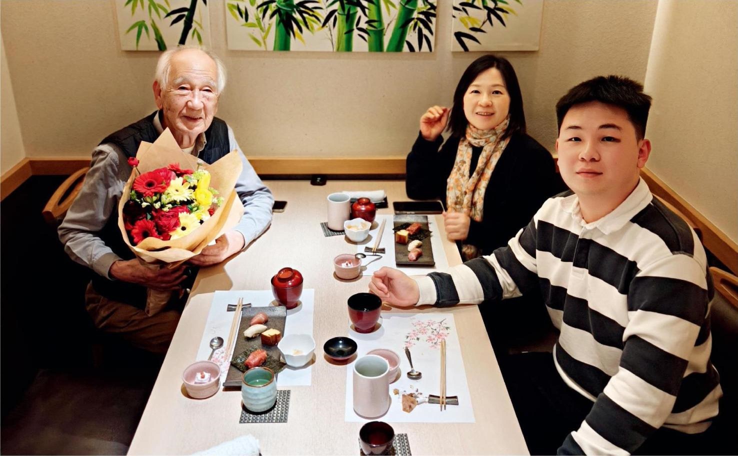 佐佐木俊一與彭林（中）、彭俊霖（右）在一起。