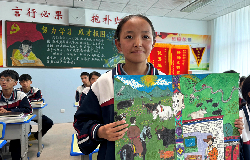 果洛西寧民族中學學生尼東拉毛在主題思政課上展示表現(xiàn)現(xiàn)代化家鄉(xiāng)的作品。