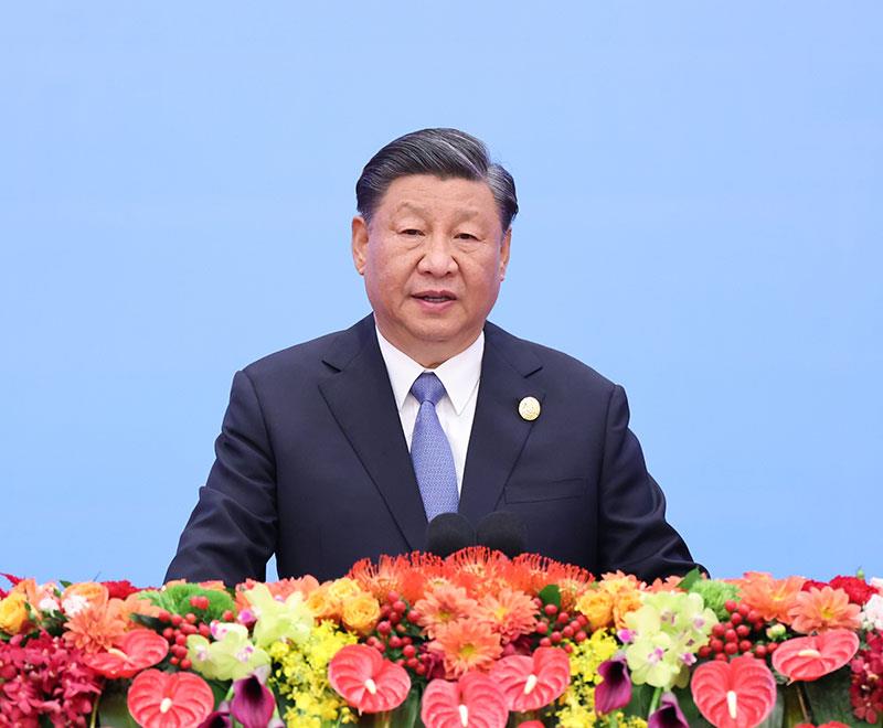2023年10月18日，習近平主席在北京人民大會堂出席第三屆“一帶一路”國際合作高峰論壇開幕式并發(fā)表題為《建設開放包容、互聯(lián)互通、共同發(fā)展的世界》的主旨演講。