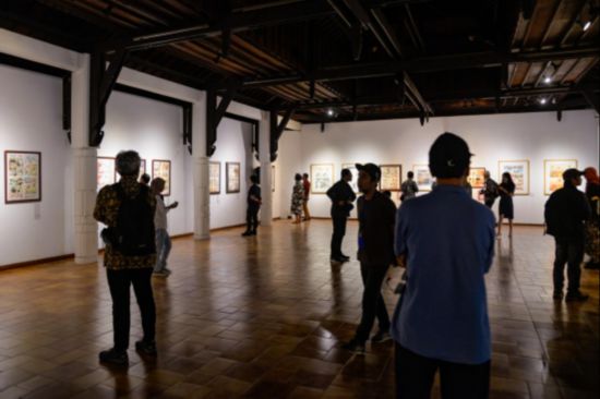 觀眾參觀“東盟-中國人文交流年”漫畫大賽展覽。記者 徐欽 攝