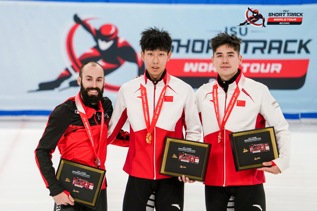 男子500米頒獎儀式，中國選手孫龍(中)奪得冠軍，加拿大選手杜博伊斯(左)獲得亞軍，中國選手劉少昂獲得季軍。賽事組委會供圖