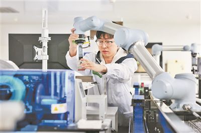 廣東省深圳市科研人員在實(shí)驗(yàn)室調(diào)試智能機(jī)器人。視覺(jué)中國(guó)供圖