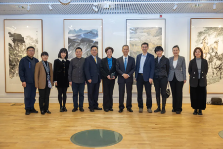 中國駐瑞典大使崔愛民與畫展主辦方人員合影。中國駐瑞典大使館供圖