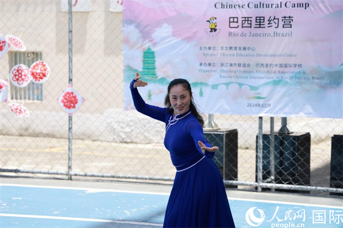 蒙古族舞蹈《熱土》表現(xiàn)出草原兒女的熱情與活力。人民網(wǎng)記者 陳海琪攝