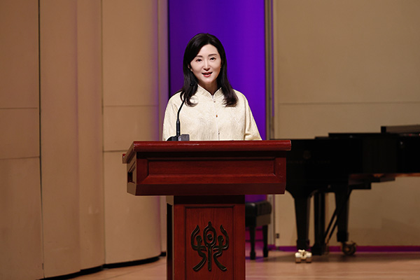 中央音樂學(xué)院黨委書記、中國民族管弦樂學(xué)會胡琴專業(yè)委員會會長于紅梅致辭。中國民族管弦樂學(xué)會胡琴專業(yè)委員會供圖