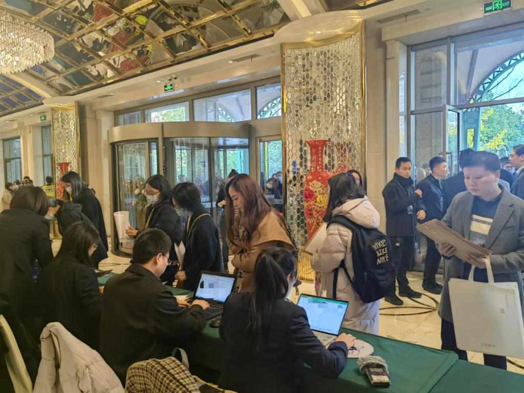 12月12日，第十批國(guó)家組織藥品集中帶量采購(gòu)現(xiàn)場(chǎng)。新華社記者龔雯 攝