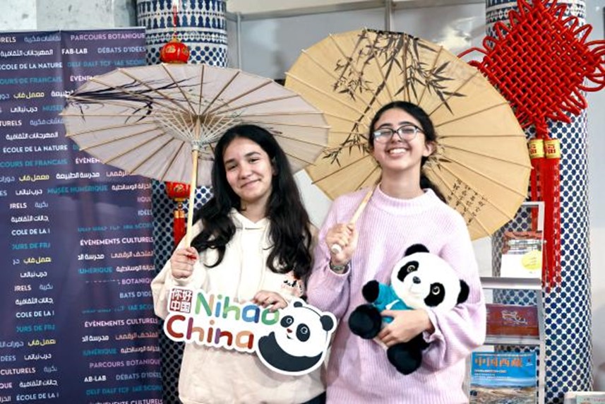 兩名女孩在合影。拉巴特中國文化中心供圖
