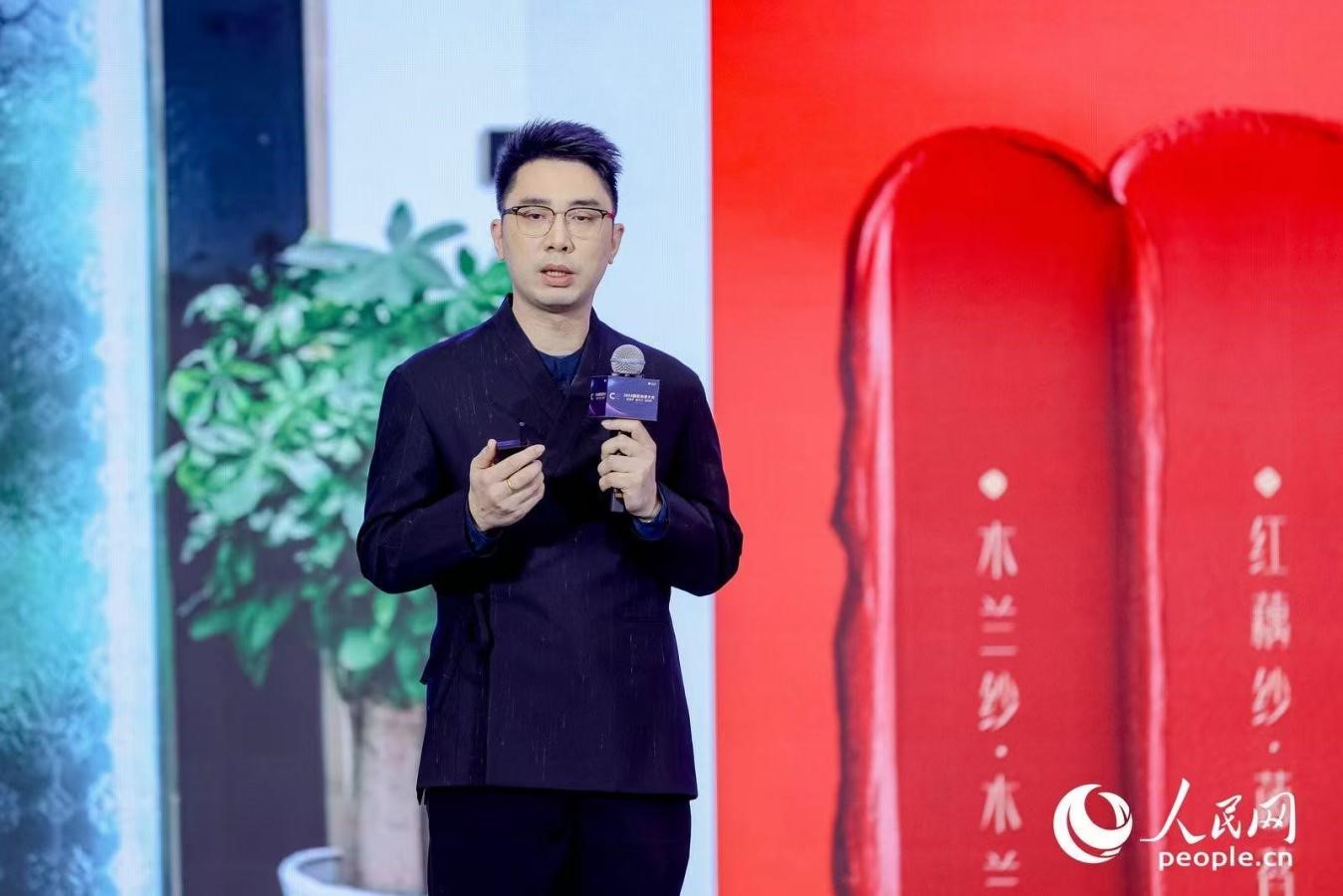 花西子聯(lián)合創(chuàng)始人任剛睿在2024國民消費大會現(xiàn)場進行分享。