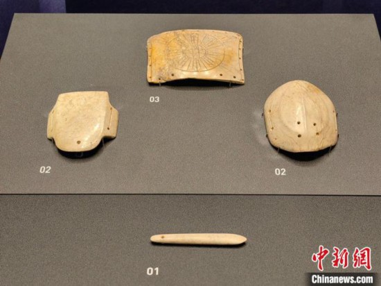 12月14日，“文明先鋒—凌家灘文化玉器展”在故宮博物院文華殿開(kāi)幕。圖為展覽現(xiàn)場(chǎng)的玉龜、玉版和玉簽。 中新社記者 應(yīng)妮 攝