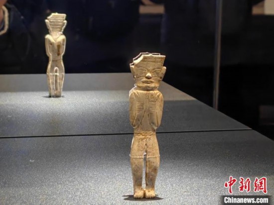 12月14日，“文明先鋒—凌家灘文化玉器展”在故宮博物院文華殿開(kāi)幕。圖為展覽現(xiàn)場(chǎng)的立姿玉人。 中新社記者 應(yīng)妮 攝