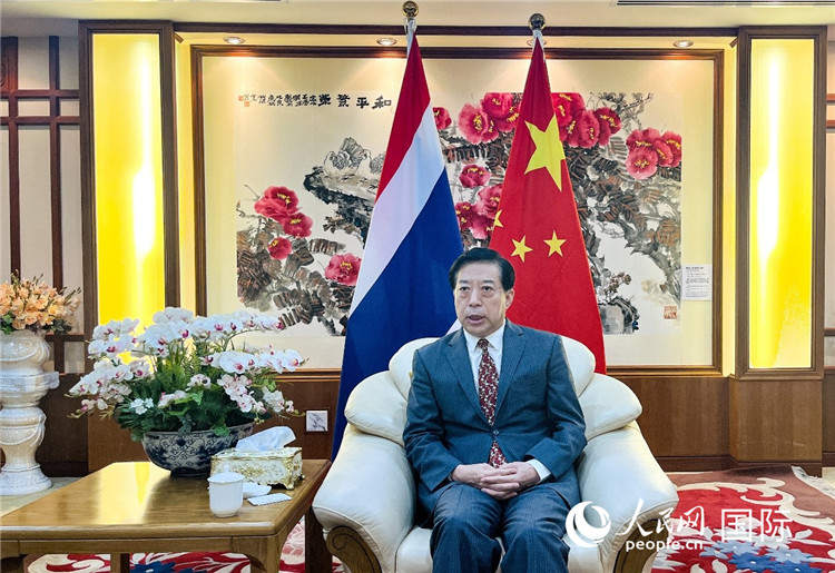 2024年12月10日，中國駐泰國大使韓志強在泰國曼谷接受中國—東盟中心（ACC）組織的“多彩東盟：2024年中國媒體東盟行”媒體團采訪。人民網(wǎng)記者 羨江楠攝