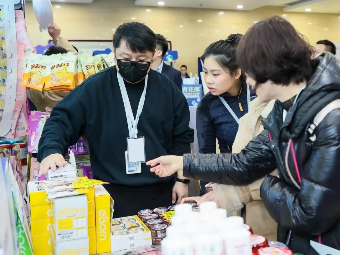 嘉賓了解展區(qū)里的寵物“零食”。劉磊攝