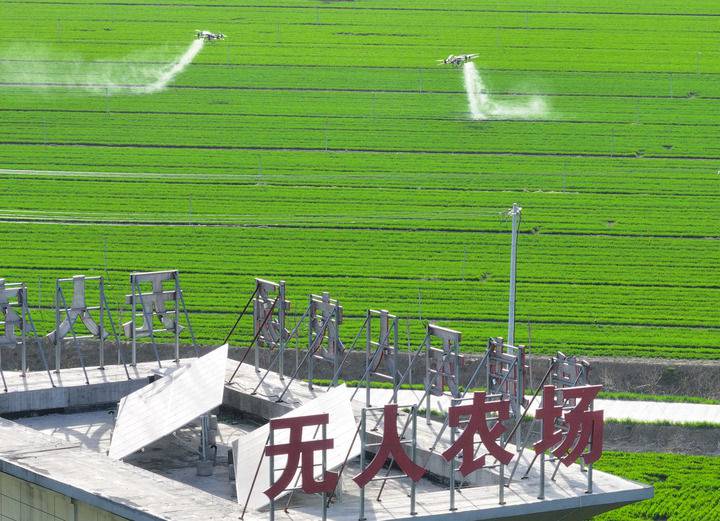 2024年3月19日，在安徽省亳州市譙城區(qū)趙橋鄉(xiāng)雙樓村的無人農(nóng)場(chǎng)，農(nóng)業(yè)無人機(jī)按照事先設(shè)定好的線路進(jìn)行作業(yè)（無人機(jī)照片）。新華社記者 杜宇 攝