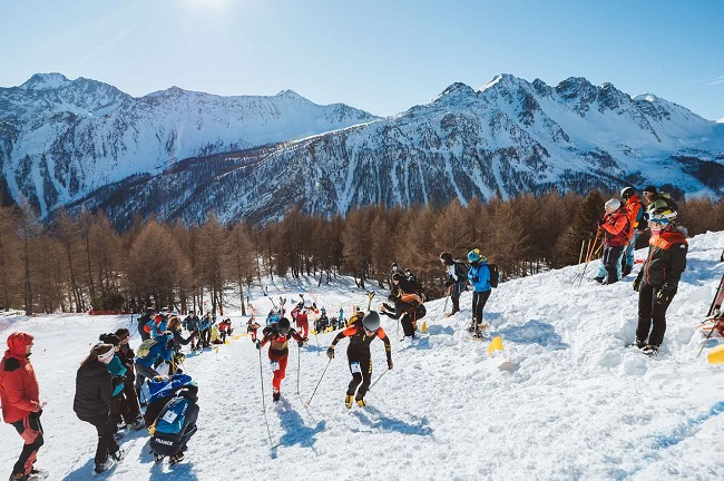 中國隊布魯爾（4號）在比賽中保持領(lǐng)先。中國滑雪登山隊供圖