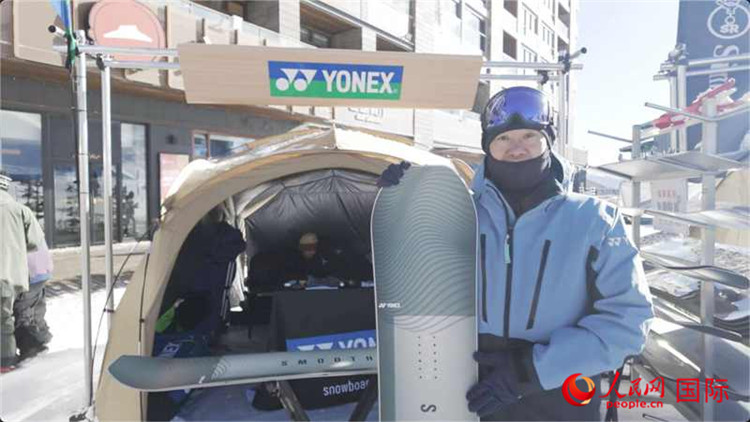 大塚幸博向記者展示滑雪板。人民網(wǎng)記者 袁蒙攝