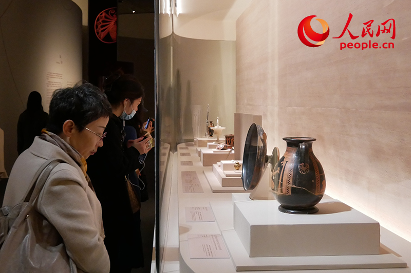 11月13日，觀眾正在國博參觀“美的多元——古希臘的藝術(shù)與生活”展。人民網(wǎng)記者 韋衍行攝