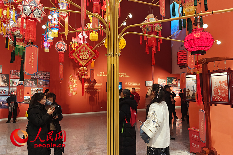 12月21日，觀眾正在參觀“過年——春節(jié)主題展”。人民網(wǎng)記者 韋衍行攝