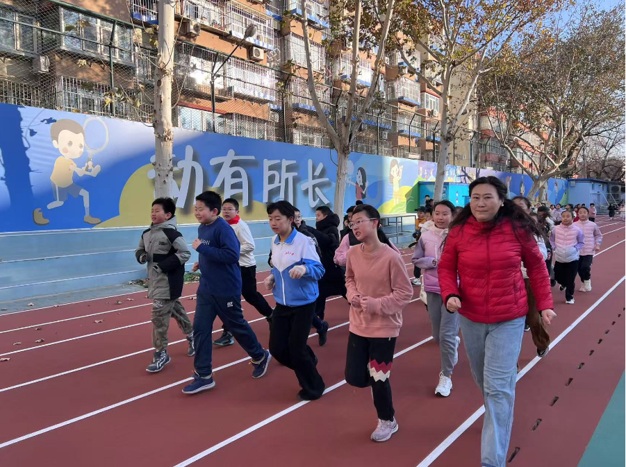 學(xué)生們?cè)诎嘀魅闻阃屡懿?。人民網(wǎng) 白炅攝